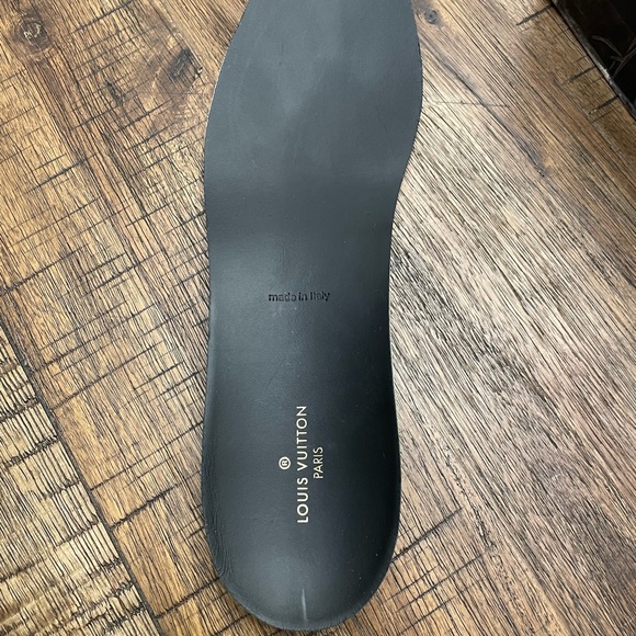 Size 10.5 (US) • Louis Vuitton Monogram Run Away Sneaker • VNDS • Pre-Owned. • - Picture 16 of 16